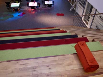 Filt sæde udrullet på trappe